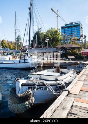 Seattle, États-Unis - 4 octobre 2018 : bateaux sur les rives du lac Union dans le quartier de South Lake Union avec une nouvelle construction en cours en arrière-plan Banque D'Images