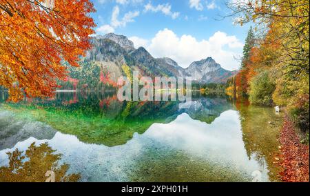 Scène d'automne captivante du lac Vorderer Langbathsee. Destination de voyage populaire. Lieu : Vorderer Langbathsee, région de Salzkammergut, haute-Autriche Banque D'Images