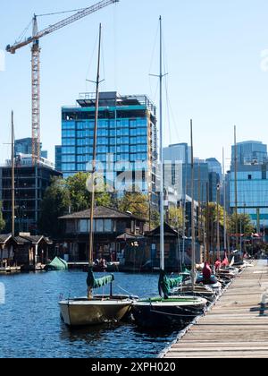 Seattle, États-Unis - 4 octobre 2018 : bateaux sur les rives du lac Union dans le quartier de South Lake Union avec une nouvelle construction en cours en arrière-plan Banque D'Images