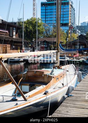 Seattle, États-Unis - 4 octobre 2018 : bateaux sur les rives du lac Union dans le quartier de South Lake Union avec une nouvelle construction en cours en arrière-plan Banque D'Images