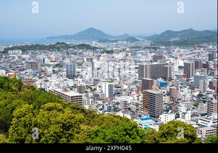 Matsuyama, préfecture d'Ehime, Japon - 11 avril 2018 : vue panoramique sur la ville depuis le sommet du château de Matsuyama Banque D'Images