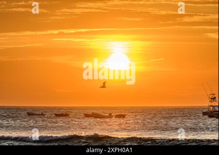 Sonnenuntergang am Tamarindo Beach an der Pazifikküste au Costa Rica Banque D'Images