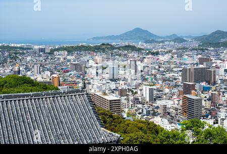 Matsuyama, préfecture d'Ehime, Japon - 11 avril 2018 : vue panoramique sur la ville depuis le sommet du château de Matsuyama Banque D'Images