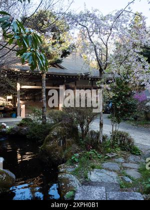 Kumakogen, préfecture d'Ehime, Japon - 9 avril 2018 : cerisiers en fleurs sur le terrain de Daihoji, temple numéro 44 du pèlerinage de Shikoku Banque D'Images