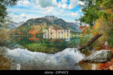 Scène d'automne captivante du lac Vorderer Langbathsee. Destination de voyage populaire. Lieu : Vorderer Langbathsee, région de Salzkammergut, haute-Autriche Banque D'Images