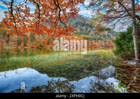 Scène d'automne captivante du lac Hinterer Langbathsee. Destination de voyage populaire. Lieu : Vorderer Langbathsee, région de Salzkammergut, haute-Autriche Banque D'Images