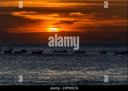 Sonnenuntergang am Tamarindo Beach an der Pazifikküste au Costa Rica Banque D'Images