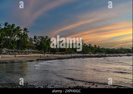 Sonnenuntergang am Tamarindo Beach an der Pazifikküste au Costa Rica Banque D'Images