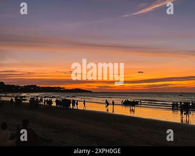 Sonnenuntergang am Tamarindo Beach an der Pazifikküste au Costa Rica Banque D'Images