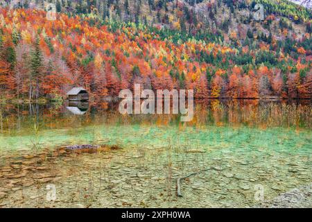 Scène d'automne captivante du lac Hinterer Langbathsee. Destination de voyage populaire. Lieu : Vorderer Langbathsee, région de Salzkammergut, haute-Autriche Banque D'Images