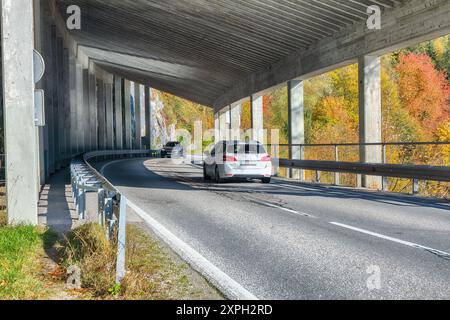 Vue imprenable sur la route et le tunnel près du célèbre village de montagne Hallstatt. Destination de voyage populaire. Localisation : Hallstatt, région de Salzkammergut, Austr Banque D'Images