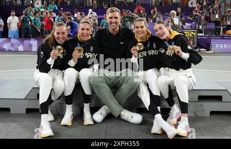 PARIS, FRANCE - 05 AOÛT : médaillées d'or 3x3 femmes en basket-ball Marie Reichert, Elisa Mevius, Sonja Greinacher, et Svenja Brunckhorst de Team Germany pose pour une photo avec Dirk Nowitzki, un ancien joueur de basket-ball, lors de la cérémonie de remise des médailles pour le basket 3x3 féminin le dixième jour des Jeux Olympiques de Paris 2024 à l'Esplanade des Invalides le 05 août 2024 à Paris, France. © diebilderwelt / Alamy Stock Banque D'Images