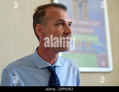 Pressekonferenz zur Eroeffnung der Garnisonkirche Potsdam, Peter Leinemann aus dem Vorstand der Stiftung Garnisonkirche Foto vom 06.08.2024. Der neue Potsdamer Garnisonkirchturm wird AM 22. Août nach fast sieben Jahren Bauzeit feierlich eroeffnet. Die Bauarbeiten fuer den derzeit knapp 60 mètre hohen Kirchturm laufen seit Herbst 2017. Nach der Eroeffnung soll noch die rund 30 Meter hohe Turmhaube errichtet werden. Die vollstaendige Fertigstellung des Bauwerks wird nach aktuellem stand 2026 erwartet. Die evangelische Kirche will den Turm vor allem als Bildungs-, Kultur- und Erinnerungsort nut Banque D'Images