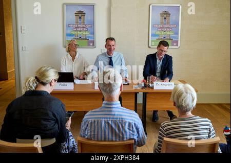 Pressekonferenz zur Eroeffnung der Garnisonkirche Potsdam, vlnr. : Beatrix Fricke, Pressesprecherin der Garnisonkirche, Peter Leinemann aus dem Vorstand der Stiftung Garnisonkirche und der Friedensbeauftragte der Landeskirche und Programmvorstand der Stiftung, Pfarrer Jan Kingreen Foto vom 06.08.2024. Der neue Potsdamer Garnisonkirchturm wird AM 22. Août nach fast sieben Jahren Bauzeit feierlich eroeffnet. Die Bauarbeiten fuer den derzeit knapp 60 mètre hohen Kirchturm laufen seit Herbst 2017. Nach der Eroeffnung soll noch die rund 30 Meter hohe Turmhaube errichtet werden. Die vollstaendi Banque D'Images