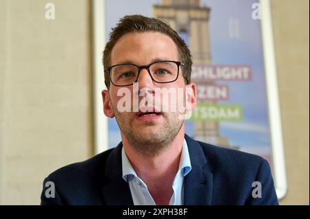 Pressekonferenz zur Eroeffnung der Garnisonkirche Potsdam mit dem Friedensbeauftragten der Landeskirche und Programmvorstand der Stiftung, Pfarrer Jan Kingreen Foto vom 06.08.2024. Der neue Potsdamer Garnisonkirchturm wird AM 22. Août nach fast sieben Jahren Bauzeit feierlich eroeffnet. Die Bauarbeiten fuer den derzeit knapp 60 mètre hohen Kirchturm laufen seit Herbst 2017. Nach der Eroeffnung soll noch die rund 30 Meter hohe Turmhaube errichtet werden. Die vollstaendige Fertigstellung des Bauwerks wird nach aktuellem stand 2026 erwartet. Die evangelische Kirche will den Turm vor allem als B. Banque D'Images