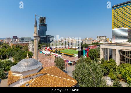 Vue de la tour de l'horloge sur la place Skanderbeg est la place principale dans le centre de Tirana et porte le nom du héros albanais Gjergj Skënderbeu Banque D'Images