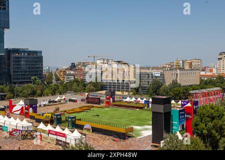 Vue de la tour de l'horloge sur la place Skanderbeg est la place principale dans le centre de Tirana et porte le nom du héros albanais Gjergj Skënderbeu Banque D'Images