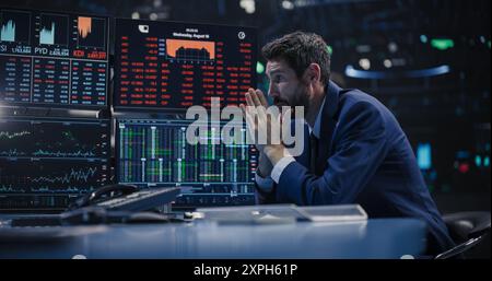 Stressé Stock Exchange Trader ne peut pas appréhender un effondrement soudain du marché boursier. Concept de crise financière avec Stock Broker attristé par des informations de téléscripteur négatives, des graphiques rouges et des données en temps réel Banque D'Images