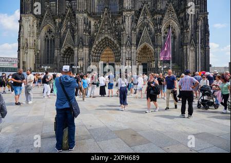 Cologne, Allemagne - 05 août 2024 : touristes devant la cathédrale de Cologne le 05 août 2024 à Cologne, Allemagne. Banque D'Images