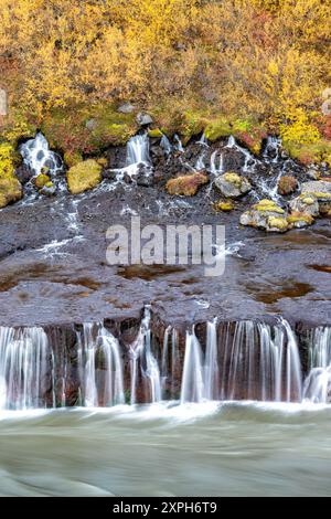 Hraunfossar ou Lava Falls, péninsule de Snaefellsnes, Islande.Cet emplacement de conte de fées voit plusieurs chutes d'eau en cascade à travers la roche volcanique.L'auto Banque D'Images
