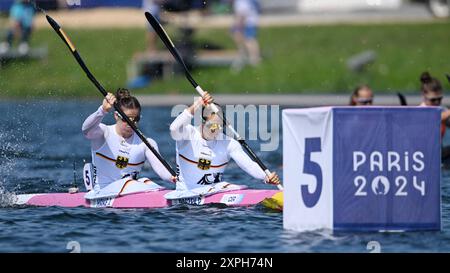 Vaires sur Marne, France. 06 août 2024. Jeux olympiques, Paris 2024, kayak deux-hommes, 500 m, femmes, Heats, l'équipe allemande avec Jule Hake (l) et Paulina Paszek en action. Crédit : Sebastian Kahnert/dpa/Alamy Live News Banque D'Images