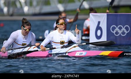 Vaires sur Marne, France. 06 août 2024. Jeux olympiques, Paris 2024, kayak deux-hommes, 500 m, femmes, manches, l'équipe allemande avec Paulina Paszek (R) et Jule Hake réagit à l'arrivée. Crédit : Sebastian Kahnert/dpa/Alamy Live News Banque D'Images