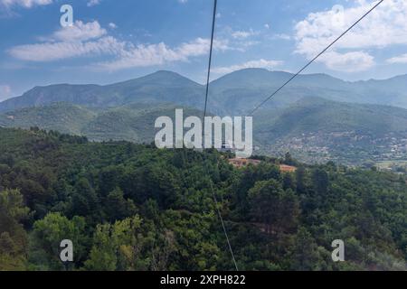 Le mont Dajti, surplombant la ville de Tirana, est l'une des montagnes les plus accessibles en téléphérique express d'Albanie. avec une altitude de 1 613 mètres Banque D'Images