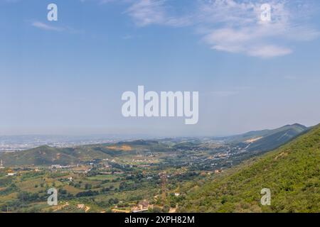 Le mont Dajti, surplombant la ville de Tirana, est l'une des montagnes les plus accessibles en téléphérique express d'Albanie. avec une altitude de 1 613 mètres Banque D'Images