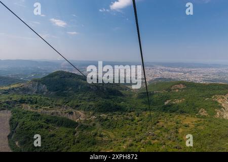 Le mont Dajti, surplombant la ville de Tirana, est l'une des montagnes les plus accessibles en téléphérique express d'Albanie. avec une altitude de 1 613 mètres Banque D'Images