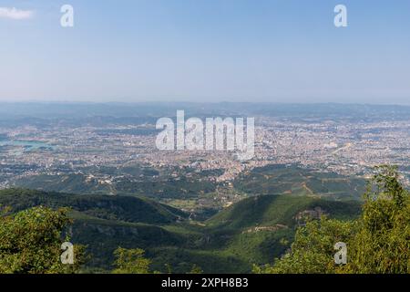 Une vue sur la capitale Tirana. Vu du mont Dajti, la plus haute montagne près de la ville avec une altitude de 1613 mètres et accessible avec Banque D'Images