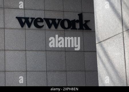 Logo WeWork sur fond carré, Singapour. Banque D'Images