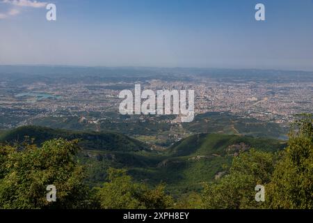 Une vue sur la capitale Tirana. Vu du mont Dajti, la plus haute montagne près de la ville avec une altitude de 1613 mètres et accessible avec Banque D'Images