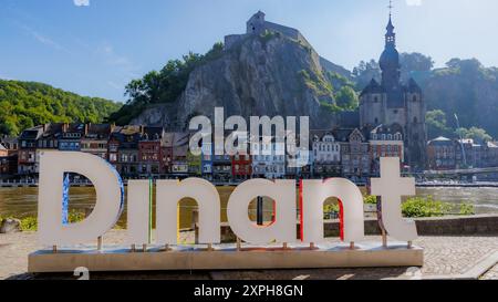 Dinant, Namur, Wallonie, Belgique. 6 juin 2024. Paysage urbain avec panneau Dinant, citadelle au sommet de la montagne rocheuse, église collégiale notre-Dame, bâtiments Banque D'Images