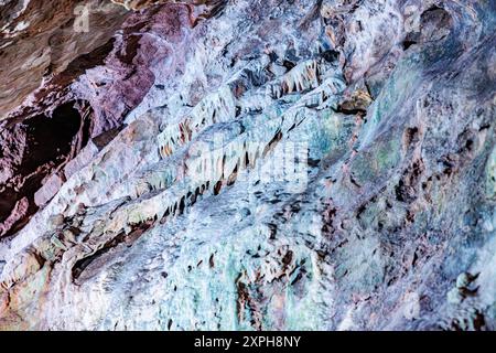 Parois rocheuses avec des minéraux provenant de l'infiltration d'eau dans les grottes de Neptune, formation rocheuse souterraine illuminée par la lumière artificielle, fissurée, rugueuse et intacte Banque D'Images