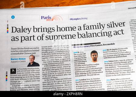 Tom 'Daley ramène à la maison une médaille d'argent de famille (médaille olympique) dans le cadre de l'acte d'équilibre suprême' journal Guardian en titre Paris Olympiques 2024 Londres Royaume-Uni Banque D'Images