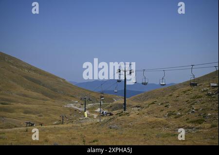Paysage avec remontées mécaniques panoramiques vue de Velouchi une montagne et célèbre station d'hiver dans la partie orientale d'Evrytania, Grèce. Banque D'Images