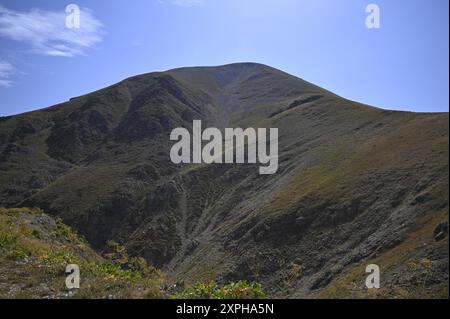 Paysage avec vue panoramique de Velouchi une montagne dans la partie orientale d'Evrytania, Grèce. Banque D'Images