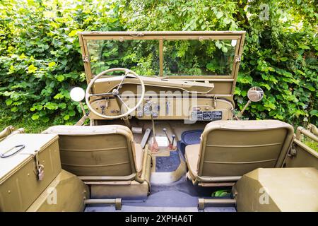 Vue du conducteur des instruments et du volant, American WW2 Willys Jeep, M201, toit abaissé. 1960 Banque D'Images