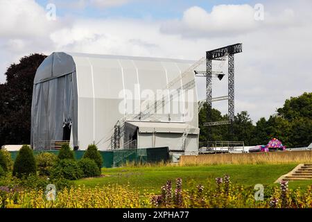 Scène sonore temporaire du concert Elbow tenu dans les jardins et la maison de campagne Audley End, Saffron Walden, Essex, Angleterre Banque D'Images