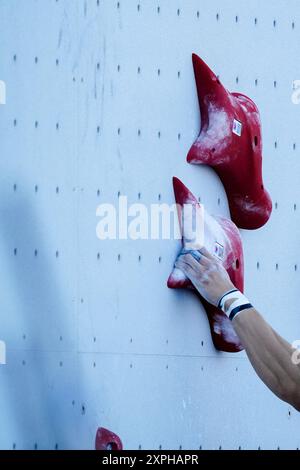 Le Bourget, France. 06 août 2024. Détail de la qualification de vitesse masculine de Sport Climbing au Bourget Sport Climbing site du Bourget lors des Jeux Olympiques de Paris 2024 le 6 août 2024. Photo de Julien Poupart/ABACAPRESS. COM Credit : Abaca Press/Alamy Live News Banque D'Images