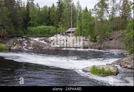 Ruskeala, Russie - 11 juin 2021 : les touristes visitent le parc naturel avec les cascades de Ruskeala. Paysage d'été carélien Banque D'Images