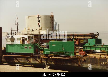 Section de béton sur la barge attendant de sortir à caaisson pour construire la tour. Banque D'Images