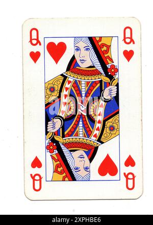 Une reine vintage des coeurs jouant la carte sur un fond blanc. Banque D'Images