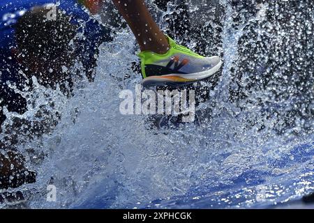 Paris, France. 05 août 2024. Une vue générale des athlètes franchissant la barrière en chaleur 1 lors de la manche 1 du 3000 m Steeplechase masculin le dixième jour des Jeux Olympiques de Paris 2024 au stade de France le 05 août 2024 à Paris, France. Photo de France Castel/ABACAPRESS. COM Credit : Abaca Press/Alamy Live News Banque D'Images