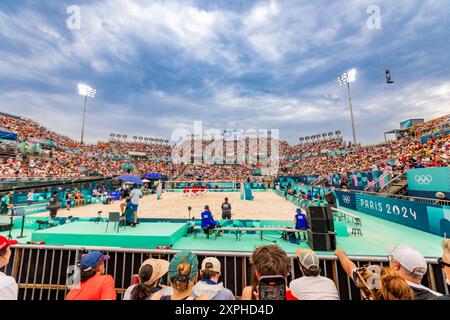 Regarder les Jeux Olympiques de volleyball de plage aux Jeux Olympiques de Paris 2024 Tour Eiffel, Paris, France, Europe Copyright : LauraxGrier 1218-2078 usage éditorial exclusif Banque D'Images