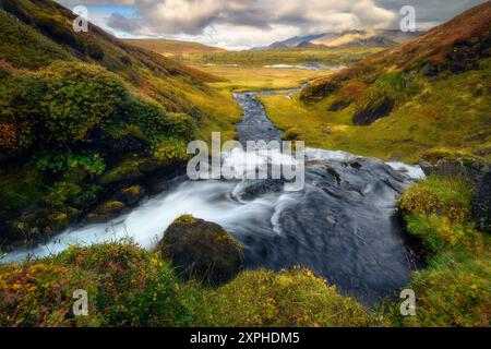 La vallée de Selvallafoss en Islande, vue sur les montagnes, panorama en automne, belles couleurs, longue exposition Banque D'Images