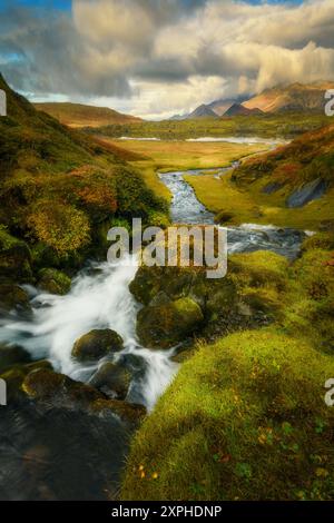 Une belle vue sous la cascade Selvallafoos en Islande vers la vallée, couleurs d'automne, nature Banque D'Images