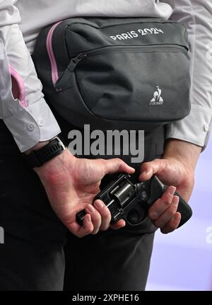 5 août 2024 ; Jeux Olympiques de Paris, Paris, France, jour 10; athlétisme, l'officiel olympique attend en tenant le pistolet Starters pour commencer la finale du 800 m féminin Banque D'Images