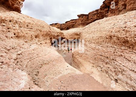 Deux randonneurs à Cathedral Wash Trail, Glen Canyon, Vermilion Cliffs, Arizona, États-Unis Banque D'Images