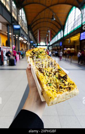 Zapiekanka - pain grillé polonais traditionnel avec fromage et champignons, Wroclaw, Pologne Banque D'Images